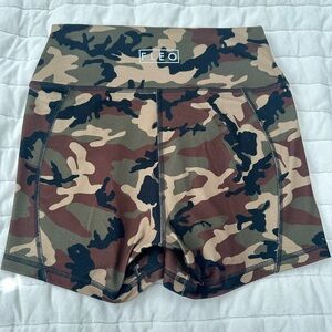 Fleo true high contour shorts, camo